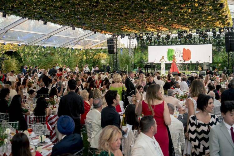 Gala di stelle con Patti Smith e Hilary Swank e l'asta dei record