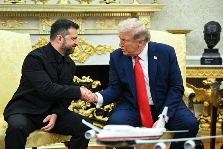 La stretta di mano tra Zelensky e Trump