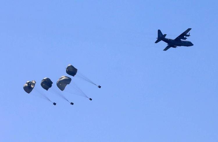 Lancio di aiuti con il paracadute (Fotogramma/Ipa)