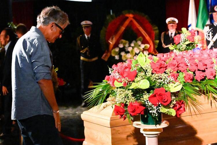 Fiorello alla camera ardenti di Pippo Baudo - (Ipa)