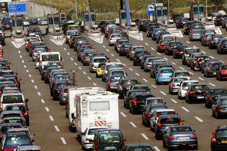 Esodo estivo, traffico su strade e autostrade - Fotogramma
