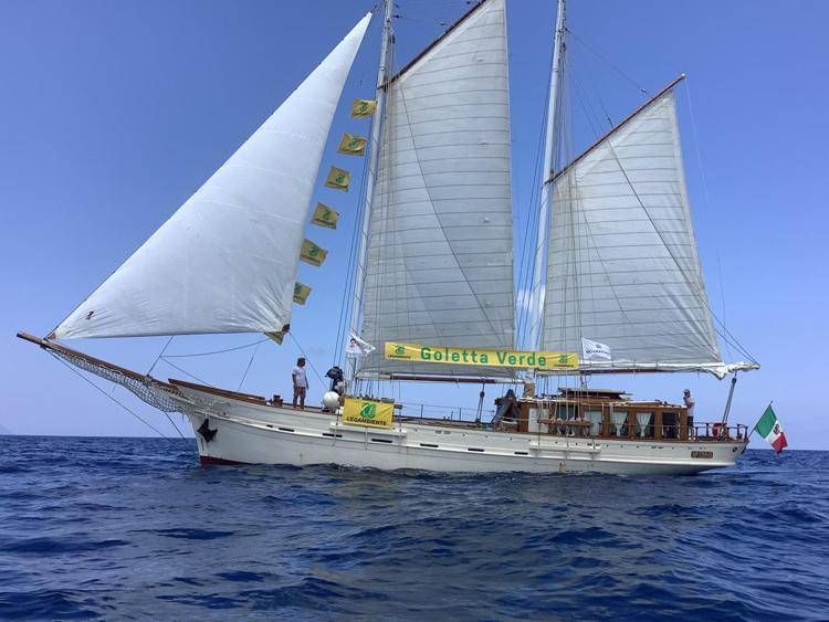 Mare, il bilancio di Goletta Verde: un punto inquinato ogni 80 km