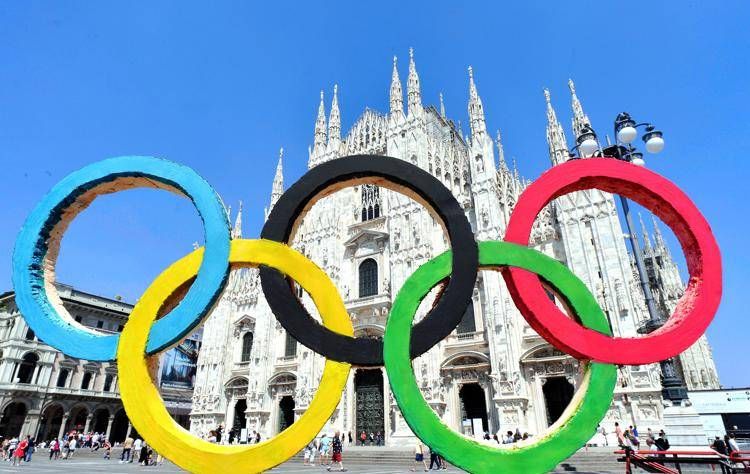 I cinque cerchi delle Olimpiadi e il Duomo di Milano - Fotogramma
