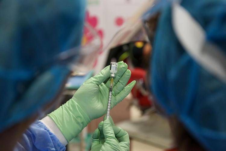 Un vaccino (Fotogramma)